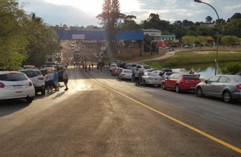 Bernardo de Irigoyen recibió a decenas de argentinos que regresaron de Brasil