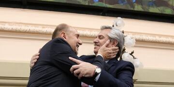 Abrazo entre Alberto Fernández y Omar Perotti (@omarperotti)