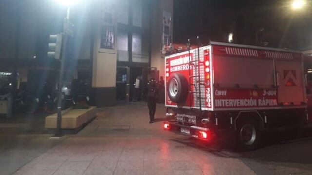Efectivos de Bomberos de la Policía de Misiones sofocaron un incendio en los cajeros del Shopping en la madrugada de este viernes\u002E