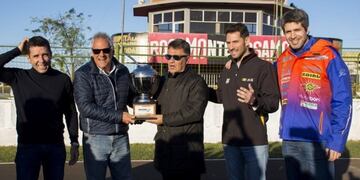 Los pilotos del TC con el presidente del automovilismo misionero, Mariano Malarczuk\u002E (Fórmula Tuerca)