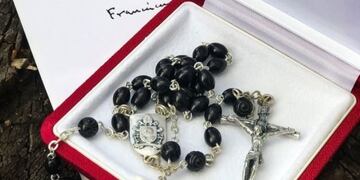 El rosario que le mandó el Papa a Lula\u002E (@LulapeloBrasil)