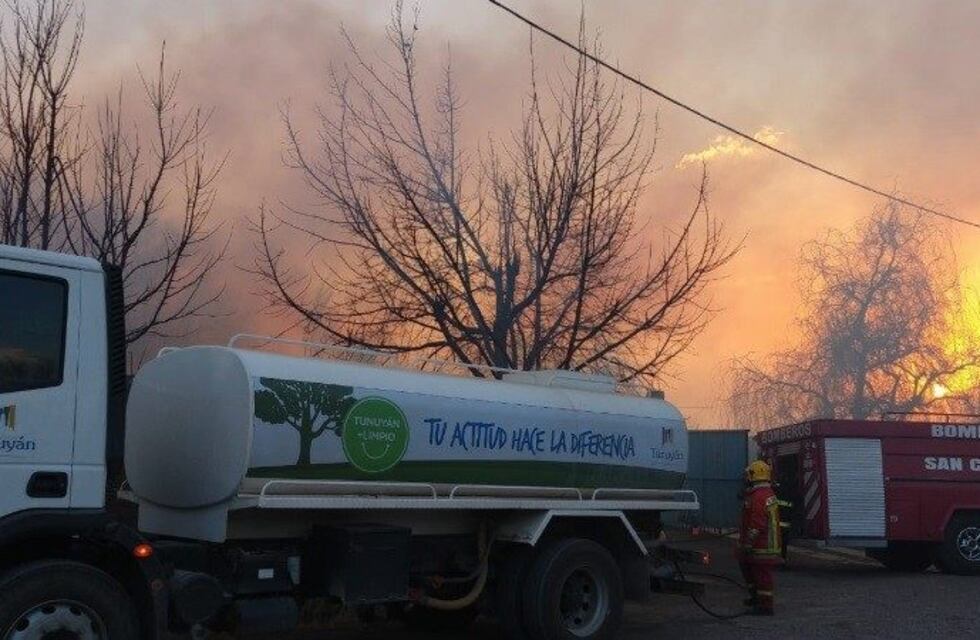 Un incontrolable incendio consumió un frigorífico de Tunuyán
