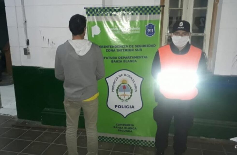 Bahía Blanca: destrozó la puerta de una pensión y fue detenido