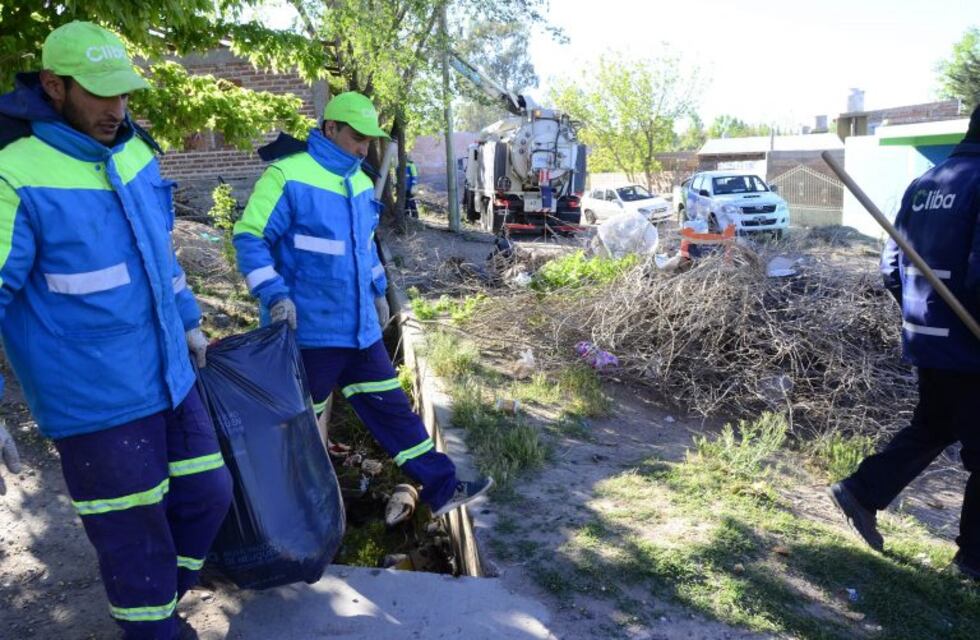 En una mañana sacaron 5 mil kilos de basura del aliviadero de Huilen