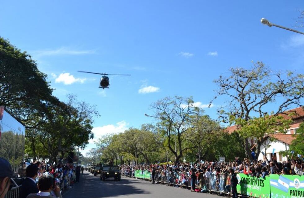 Aeronaves de las Fuerzas, tanques y helicópteros en el desfile patrio en Corrientes