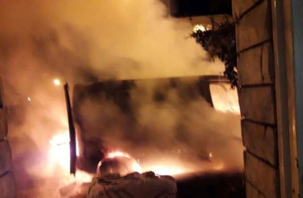 Compró una camioneta nueva para trabajar y se la prendieron fuego un mes después frente a su casa