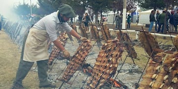 Costillares a la llama para deleitarse en la Fiesta de la Ganadería en Alvear.