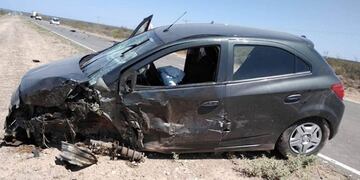 La parte delantera del Chevrolet Onix quedó destruída por completo (Diario Textual)\u002E