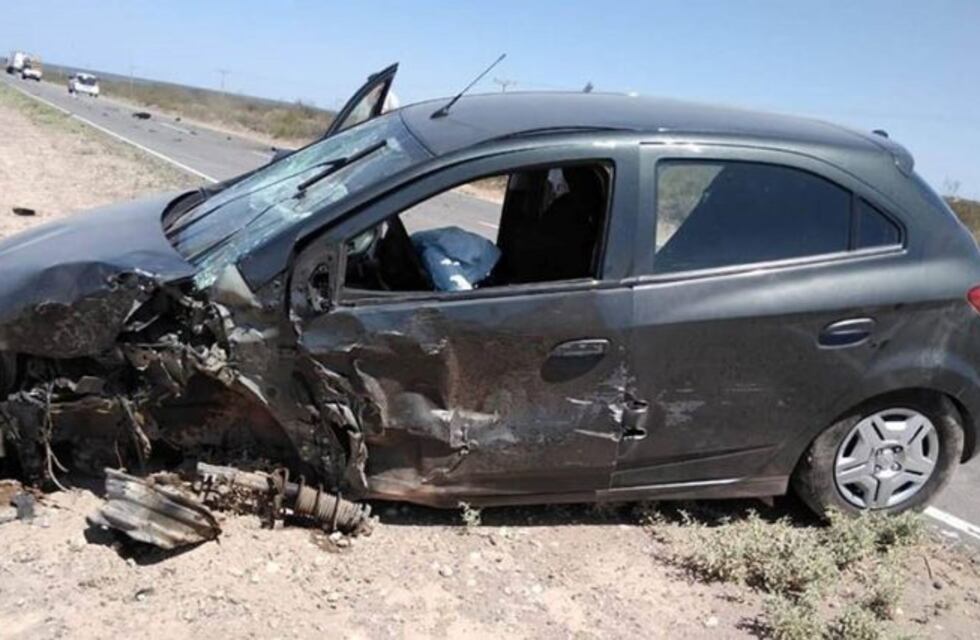 Intentó esquivar un pozo y terminó impactando de frente contra un camión