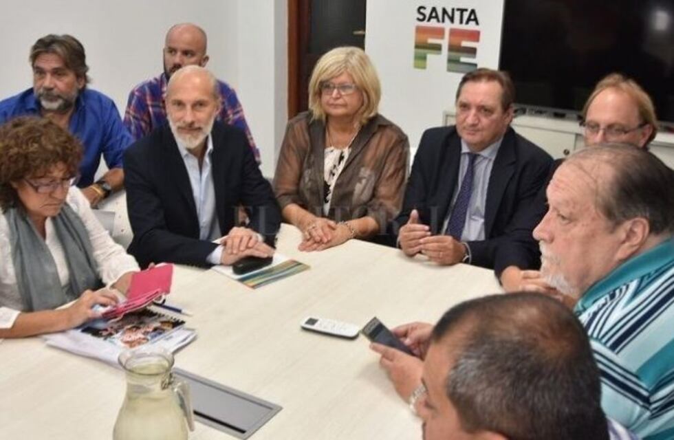 Paritarias: el gobierno convocó para este martes a docentes y estatales