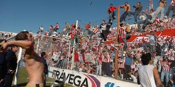 Wanchope Ábila colgado del alambrado\u002E