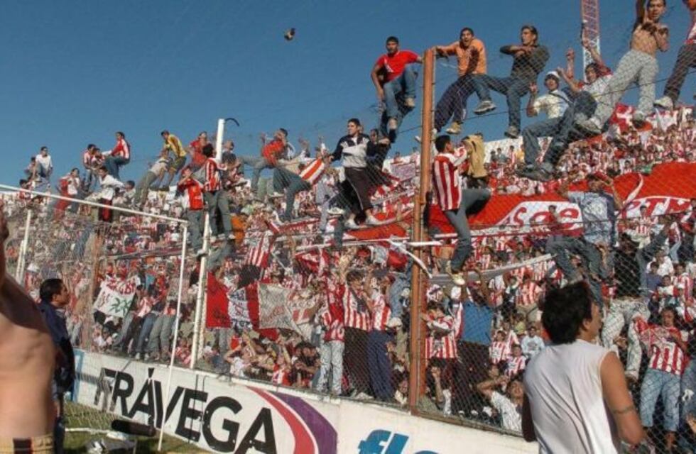 La foto retro de "Wanchope" Ábila colgado del alambrado que se hizo viral