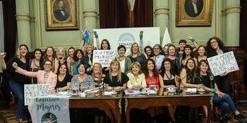 La senadora nacional por Mendoza, Anabel Fernández Sagasti, presentó un Proyecto de Ley que busca impulsar el cupo femenino y el acceso de artistas mujeres a eventos musicales\u002E