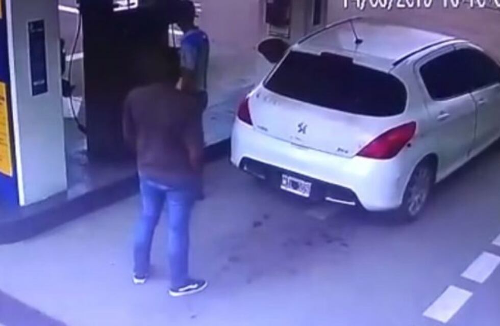 Insólito: fue a cargar gas, explotó el tubo, y voló cocaína por el aire