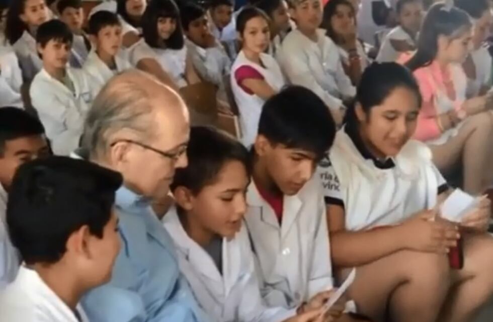 Homenajearon a Alejandro Sabella en una escuela de Ensenada y el ex DT se emocionó