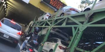 Un camión que transportaba autos calculó mal y se incrustó en el túnel de Libertador\u002E