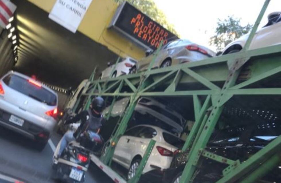 Un camión que transportaba autos calculó mal y se incrustó en el túnel de Libertador
