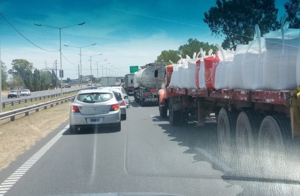Vecinos de zona oeste cortaron una mano de Circunvalación por falta de luz