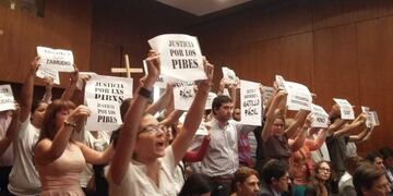 Reclamo de familiares de vu00edctimas de gatillo fu00e1cil durante una presentaciu00f3n del fiscal regional de Rosario, Jorge Baclini.