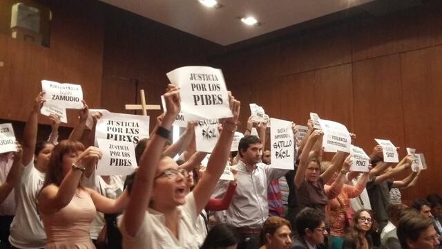 Reclamo de familiares de vu00edctimas de gatillo fu00e1cil durante una presentaciu00f3n del fiscal regional de Rosario, Jorge Baclini.