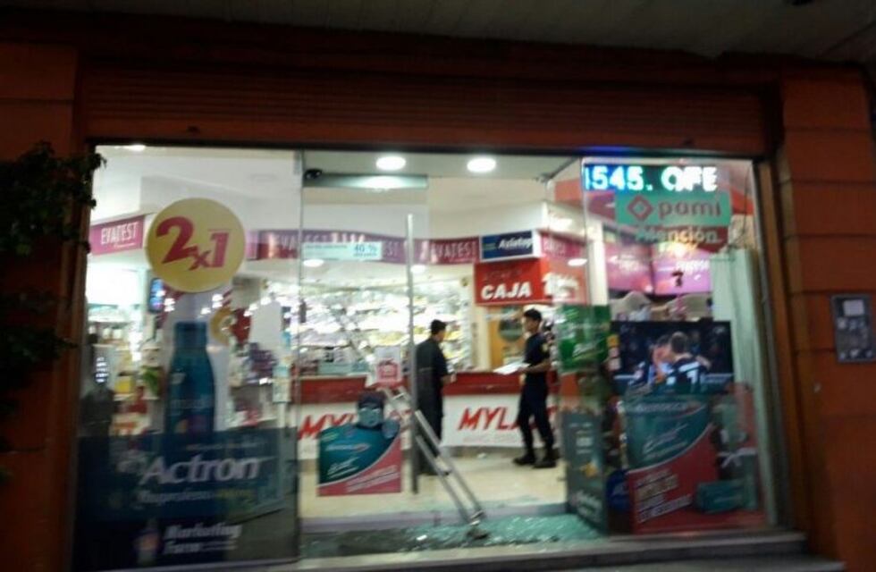 Rompió el blindex con una maza y entró a robar a una farmacia a punta de pistola