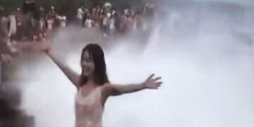 El impresionante video del momento en que una joven es golpeada brutalmente por una ola (Foto: captura)