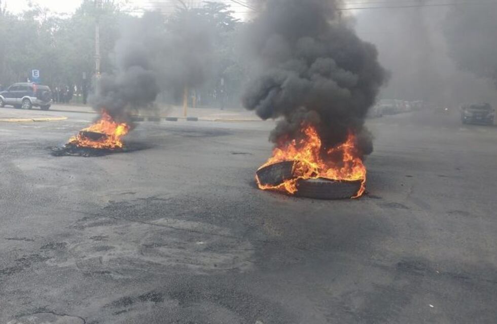 Vecinos quemaron cubiertas tras reclamar por obras inconclusas
