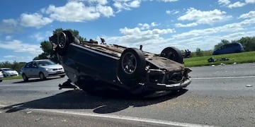 El Peugeot 206 quedó sobre la calzada de la mano que va hacia Santa Fe\u002E (@tvregnoticias)