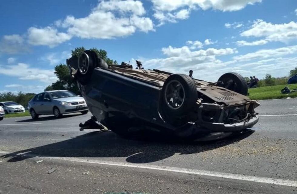 Una familia volcó después de chocar con un camión en Capitán Bermúdez
