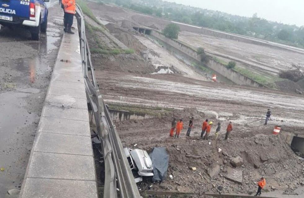 Un camión cayó desde un puente en Córdoba