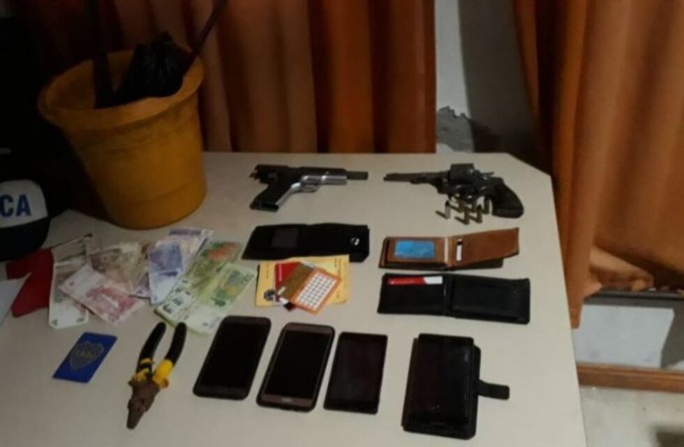 Armados y en motos, asaltaron un corralón de materiales y una estación de servicios