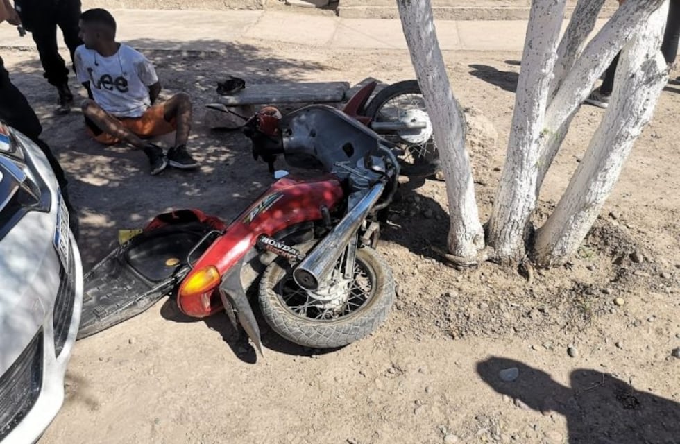 Iban en moto a los tiros y tras estrellarse contra un árbol, uno terminó detenido