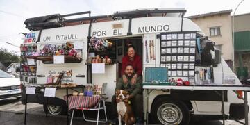 Carina, Sebastián, y su pitbull, Atila, viajan por el mundo vendiendo artesanías y refaccionando casas rodantes.
