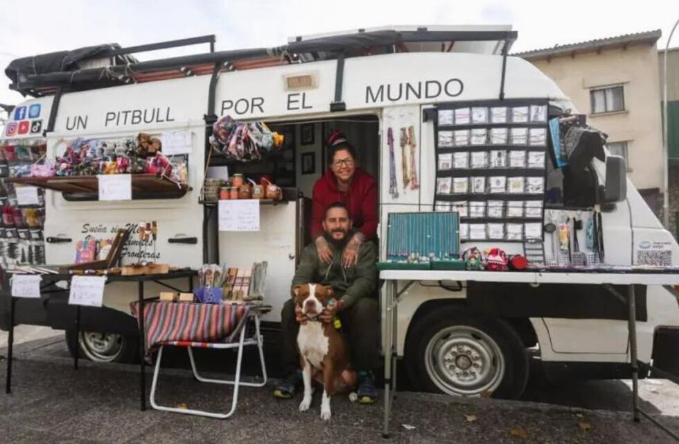 Un pitbull por el mundo: Una pareja de Buenos Aires vive viajando en una casa rodante junto a su mascota de cuatro patas