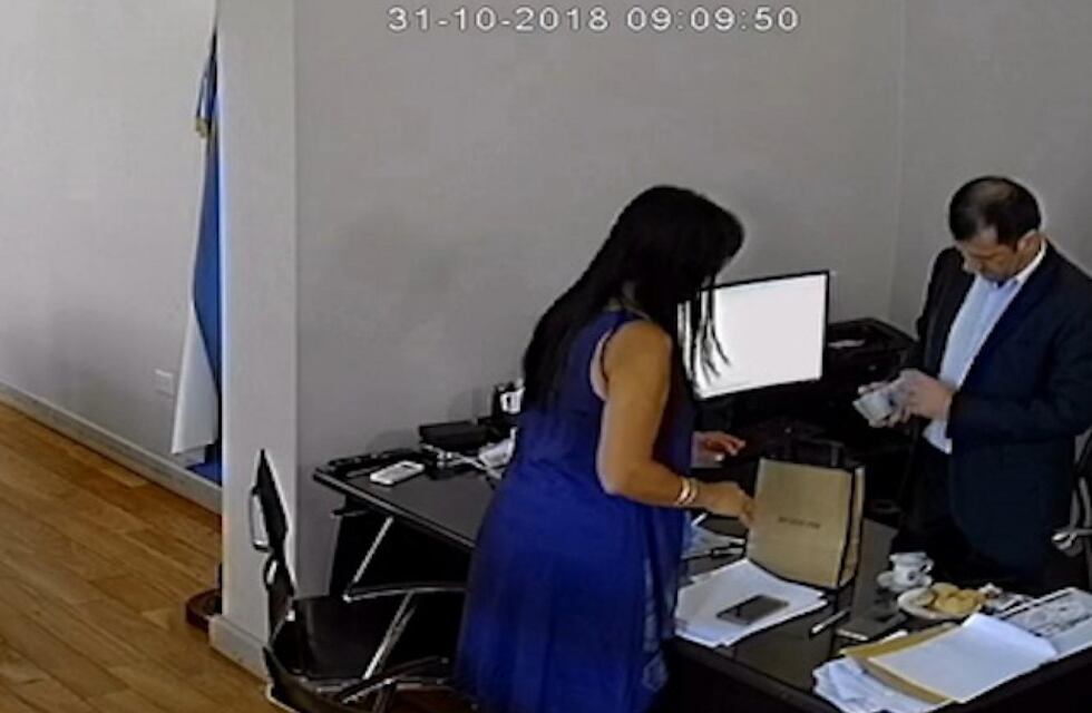 Se filtran imágenes de Kueider contando dinero en Casa de Gobierno mientras era funcionario en la gobernación de Bordet