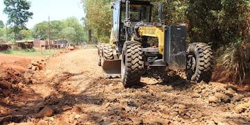 Realizan trabajos de mantenimiento de calles principales en barrios de Iguazú.