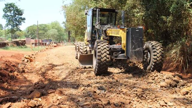 Realizan trabajos de mantenimiento de calles principales en barrios de Iguazú.