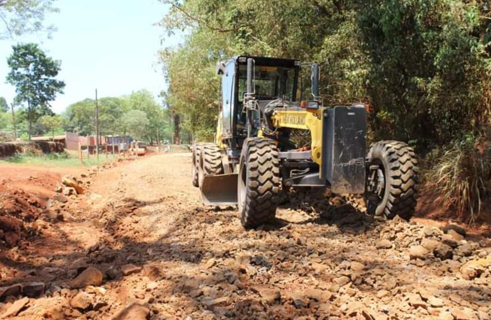 Realizan trabajos de mantenimiento de calles principales en barrios de Iguazú
