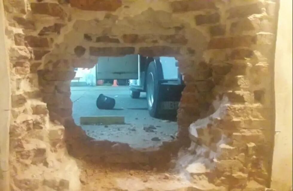 Hicieron dos boquetes y se llevaron cerca de 3 millones de pesos de una distribuidora