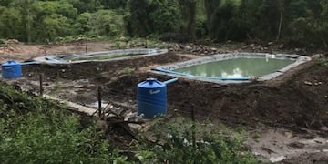 La explotación en el yacimiento Caimancito, que quedó dentro del Parque Nacional Calilegua, había comenzado en 1969. El pozo individualizado como YPF.Jj. CA-E-3 fue abandonado y colapsó en 1997. Para 2018 (foto) se inició trabajos para mitigar la contaminación.