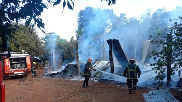 Incendio en Panambí consumió un galpón y un vehículo.