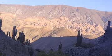 A más de 4.000 metros de altura, en las montañas de Tumbaya, Pedro Méndez pastoreaba su rebaño en el invierno de 1835. Allí se le apareció la Virgen María. Hoy miles de fieles católicos de Jujuy y la región peregrinan caminando entre cardones y precipicios para honrar a la milagrosa Virgen de Copacabana de Punta Corral.