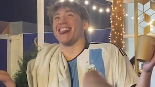 Paulo Londra, en Miami, y con la camiseta puesta para crear nuevas canciones (Captura de pantalla).