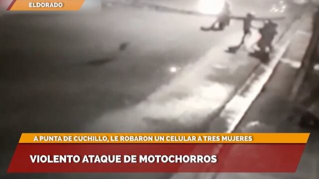 A punta de cuchillo, delincuentes le roban el celular a un grupo de mujeres.
