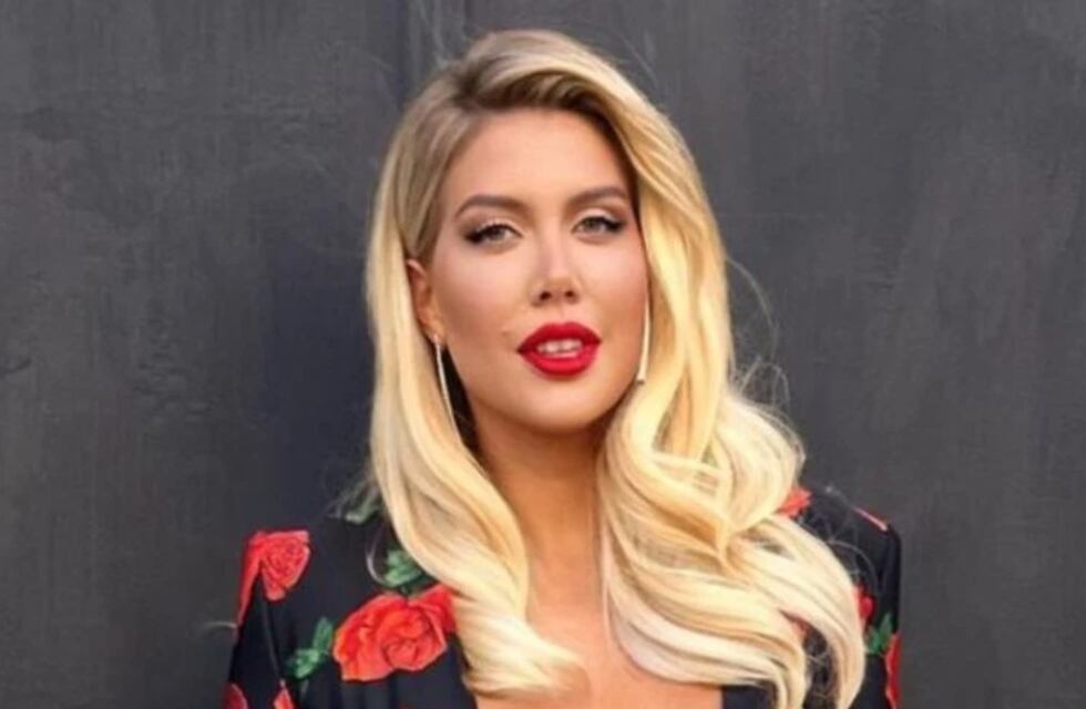 Wanda Nara posó frente al espejo con una malla enteriza fucsia y se llevó miles de likes: “La B de ...”