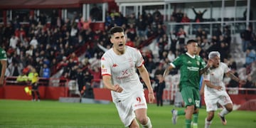 Se viene Nicolás Cordero, el delantero que cubrirá en Instituto la baja por el "Diablito" Suárez (Huracán).