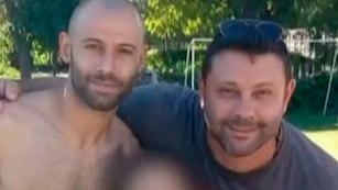 El exfutbolista junto a su hermano, candidato a concejal en San Lorenzo.