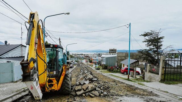 La Municipalidad de Ushuaia realiza trabajos en la calle Pontón Río Negro.