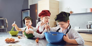 Niños cocinando