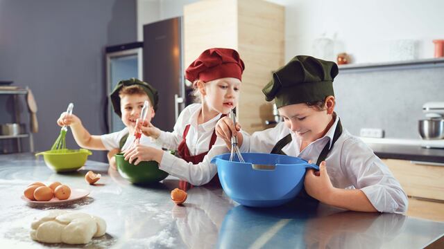 Niños cocinando chicos cocina
Rumbos 990 
FOTO 123RF